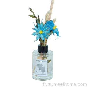 Bouteille ronde diffuseur avec des fleurs de bouquet